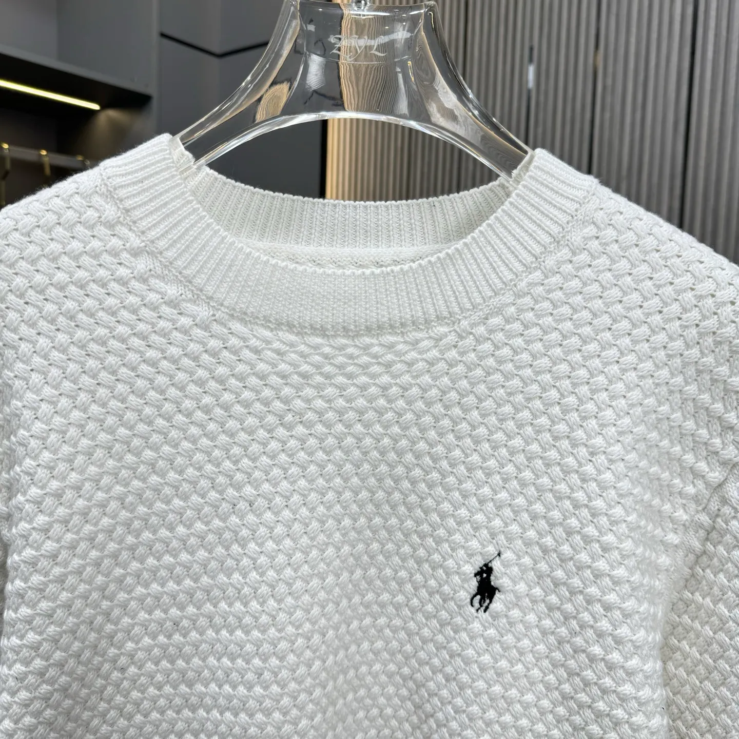 🅿️310 Ralph Lauren 25FW crew neck sweater. The fabric is made of top-quality cashmere yarn. The new autumn and winter Oblique jacquard knitted cashmere sweater adopts a double-sided wearable design and is made of high-quality cashmere material. After fine weaving process, it presents a soft and comfortable touch and excellent thermal insulation performance. The iconic Oblique jacquard pattern is perfectly presented through precision knitting technology. It can be worn on both sides, showing different style charms. The round neck design is simple and elegant, suitable for various matching occasions. Exquisite knitting technology ensures that the clothes are not easily deformed and remain crisp and long-lasting. The double-sided design concept reflects LV's perfect balance of practicality and fashion. Each sweater undergoes strict quality inspection to ensure that the quality meets the brand's consistently high standards. This knitted item combines warmth and style, making it an exquisite addition to your autumn and winter wardrobe. Size:S/M/L/XL